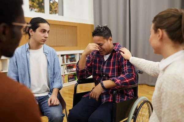 Multi Etnische Groep Mensen Zitten Een Cirkel Focus Gehandicapte Vrouw — Stockfoto