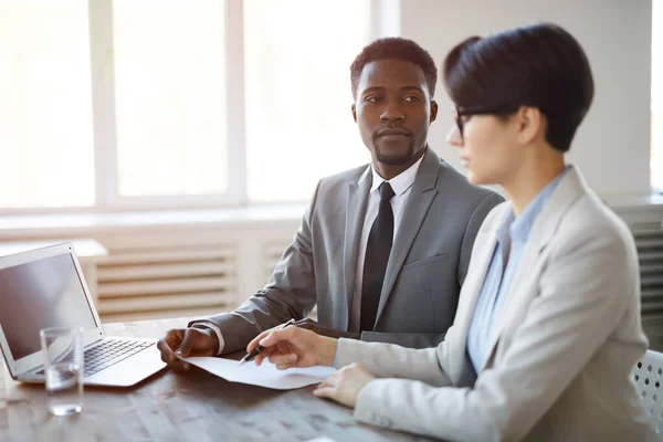 Retrato Del Exitoso Empresario Africano Trabajando Documentos Con Una Colega — Foto de Stock