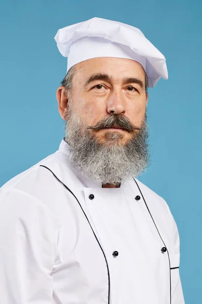 Retrato Profesional Cabeza Hombros Del Carismático Chef Senior Con Uniforme —  Fotos de Stock