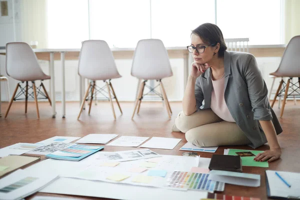 Ganzkörperporträt Einer Geschäftsfrau Die Büro Auf Dem Boden Sitzt Während — Stockfoto