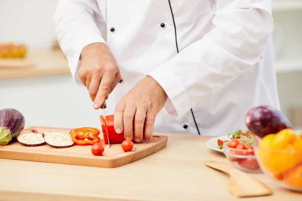 Primer Plano Chef Profesional Irreconocible Cortando Verduras Mientras Cocina Deliciosa — Foto de Stock