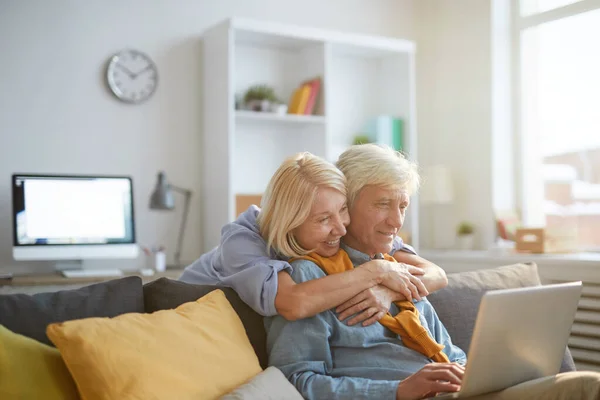 Portret Van Senior Man Met Behulp Van Laptop Tijdens Het — Stockfoto