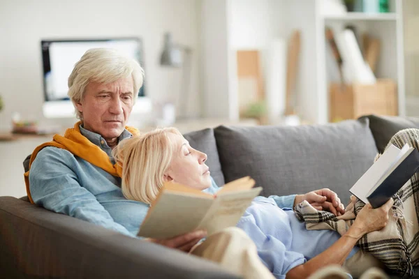 Porträt Eines Modernen Senioren Paares Das Bücher Liest Während Hause — Stockfoto