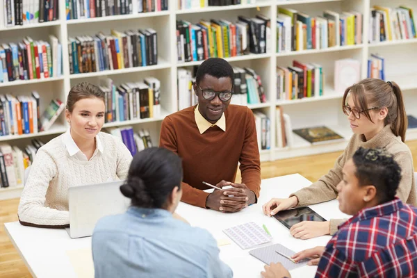 Üniversite Kütüphanesinde Masada Oturan Projeyi Tartışan Çok Irklı Öğrenci Grubuna — Stok fotoğraf