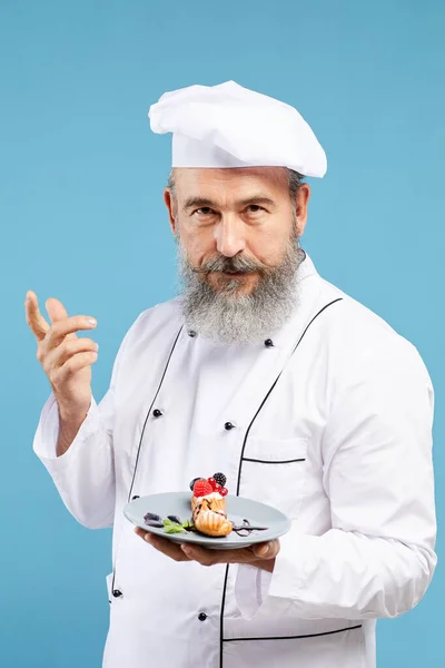 Cintura Até Retrato Chef Barbudo Carismático Apresentando Bela Sobremesa Enquanto — Fotografia de Stock