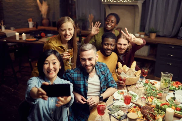Grupo Multi Étnico Jovens Amigos Tirando Fotos Selfie Smartphone Sorrindo — Fotografia de Stock