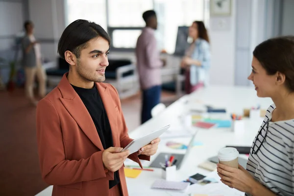 Waist Jonge Midden Oosten Zakenman Bespreken Creatieve Project Met Vrouwelijke — Stockfoto