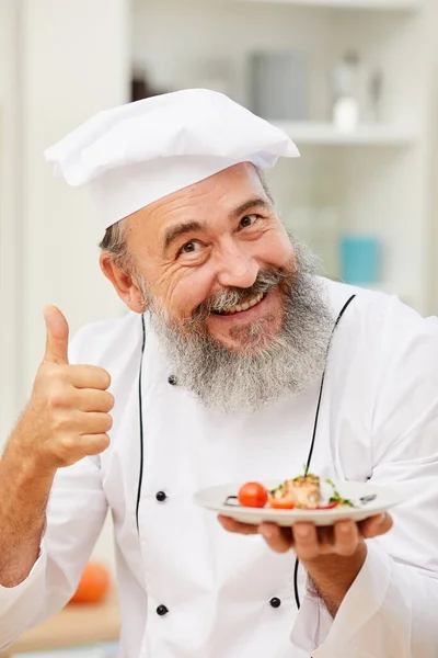 Retrato Chef Sênior Alegre Apresentando Belo Prato Italiano Mostrando Polegares — Fotografia de Stock