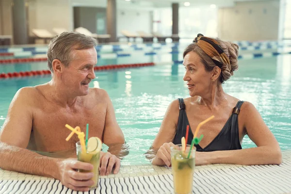 Portrait Wealthy Senior Couple Drinking Cocktails Swimming Pool While Enjoying — Stock Photo, Image