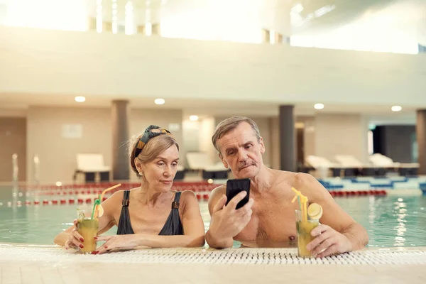 Portrait Modern Senior Couple Using Smartphone Swimming Pool While Relaxing — Stock Photo, Image