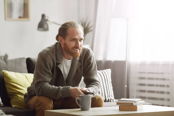 Portret Van Een Lachende Man Met Een Baard Die Thuis — Stockfoto