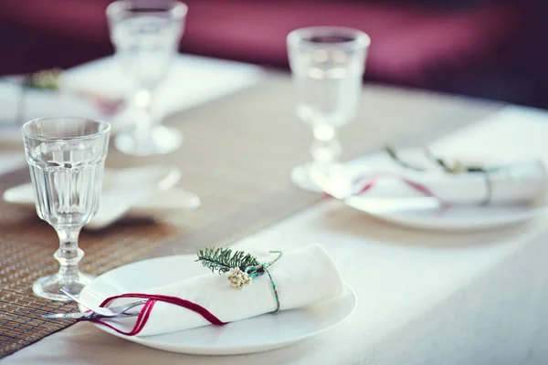 Detail Elegantního Prostírání Stolu Vánoční Večeři Bílé Ubrousky Svázané Jedlovou — Stock fotografie
