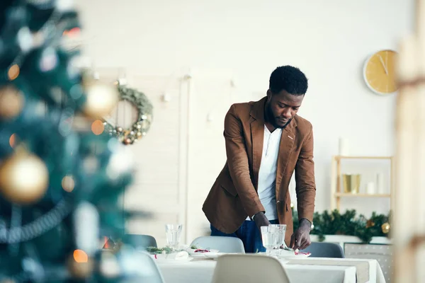 Porträtt Modern Afro Amerikansk Man Dekorera Matsal För Julfest Kopiera — Stockfoto