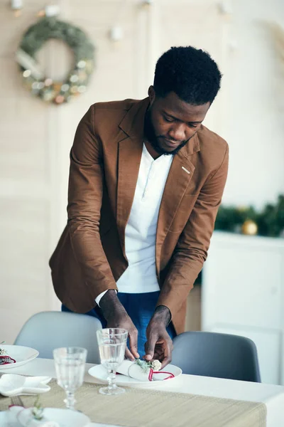 Porträtt Modern Afroamerikansk Man Förbereda Dukning Medan Dekorera Matsal För — Stockfoto
