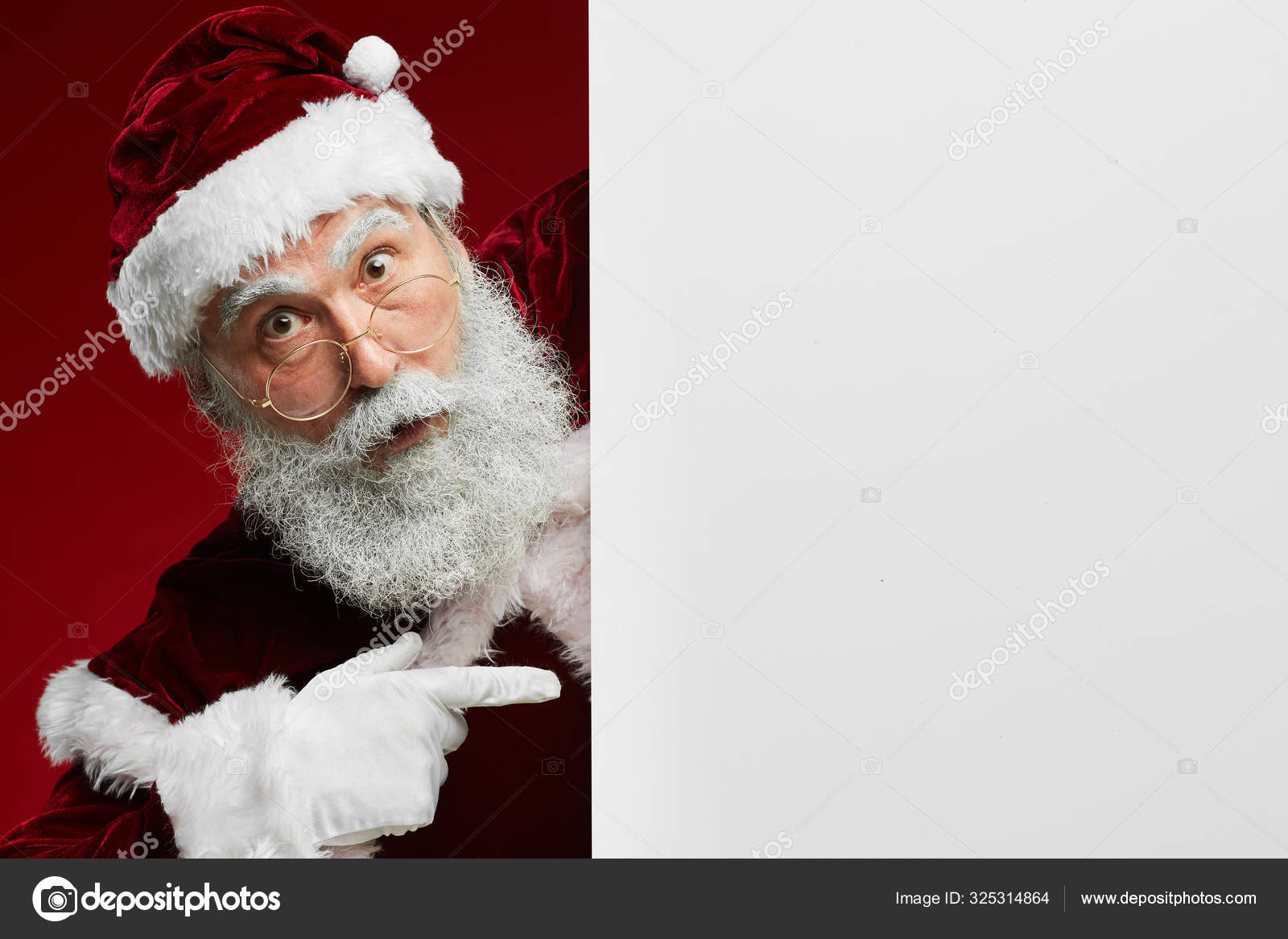 Молодой человек в костюме Санта-Клауса развел на групповуху зрелых мамок