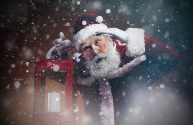 Peri masalı Noel Baba 'nın portresi gecenin bir yarısı kar fırtınasında yürürken, boşluğu kopyalayarak