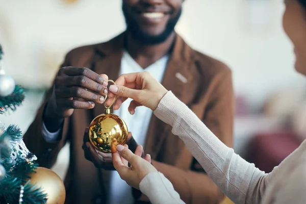 Modern Melez Bir Çiftin Yakın Portresi Noel Ağacını Evde Süslüyor — Stok fotoğraf