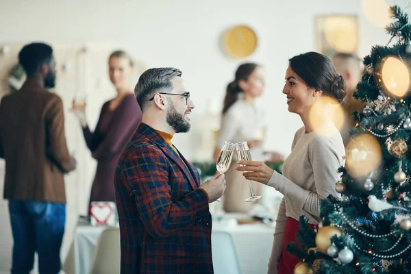 Noel Ziyafeti Sırasında Konuşan Şampanya Içen Modern Yetişkin Çiftlerin Yan — Stok fotoğraf