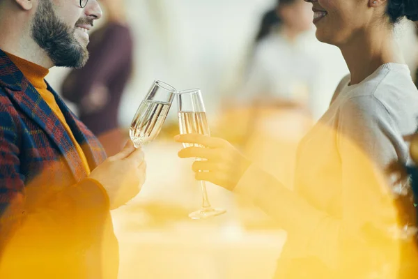 Close Casal Adulto Bebendo Champanhe Conversando Durante Festa Natal Sobreposição — Fotografia de Stock