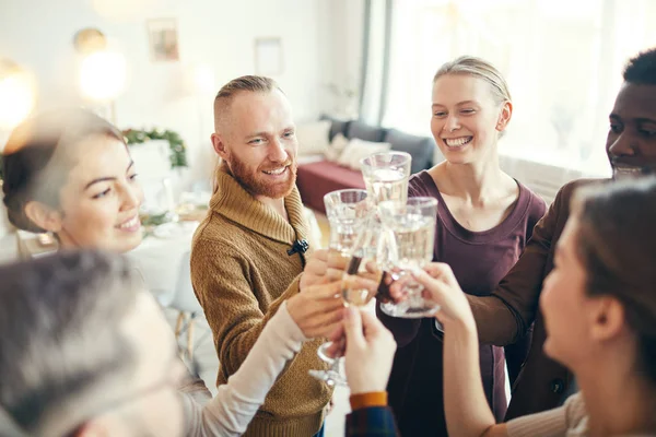 圣诞晚会期间 一群优雅的成年人在漂亮的房子里碰杯 复制空间 — 图库照片