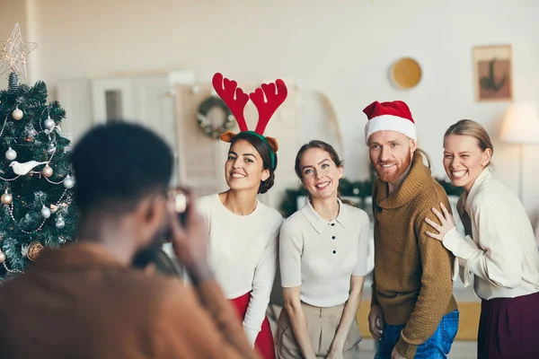 Noel Partisinde Fotoğraf Için Poz Veren Noel Baba Şapkaları Kostümleri — Stok fotoğraf