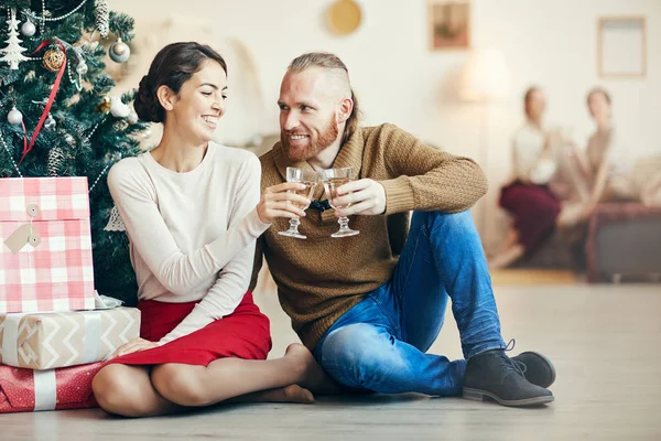 Modern Yetişkin Çiftin Tam Boy Portresi Şampanya Bardakları Tokuşturuyor Noel — Stok fotoğraf