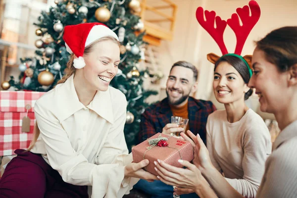 Під Час Різдвяної Вечірки Група Веселих Дорослих Обмінюється Подарунками Зосереджуючись — стокове фото