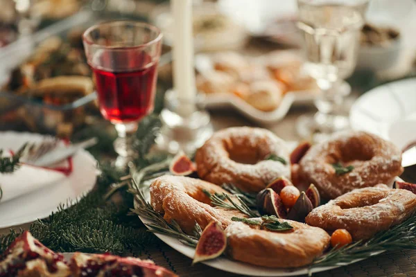 圣诞期间 用水晶酒杯将美味的自制糕点放在用冷杉树枝装饰的饭桌上 复制空间 — 图库照片