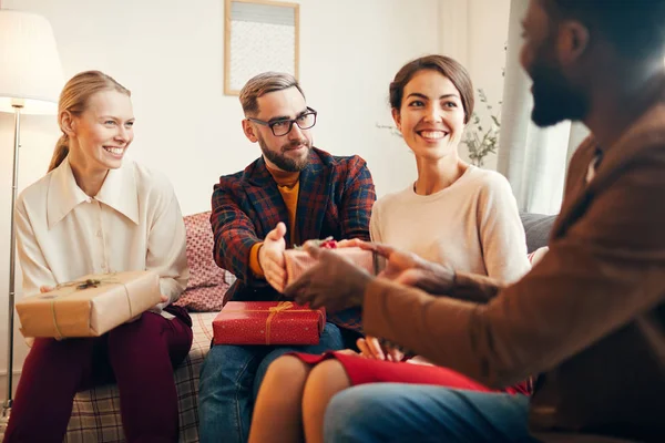 Retrato Adultos Elegantes Intercambiando Regalos Durante Fiesta Navidad Casa Espacio — Foto de Stock