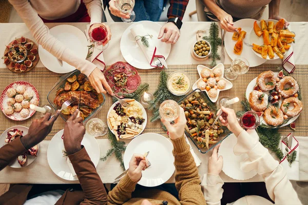 Şenlikli Noel Sofrasında Nefis Yapımı Yiyeceklerle Yemek Yiyen Insanların Arka — Stok fotoğraf