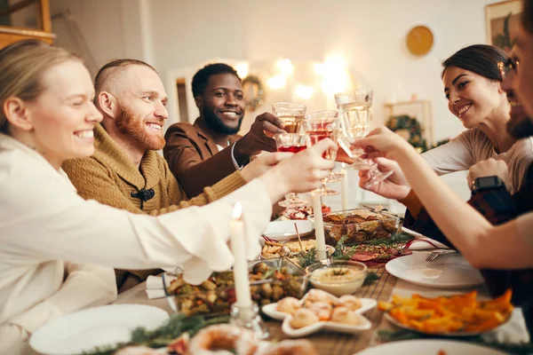 Grupo Multiétnico Personas Levantando Vasos Sentados Hermosa Mesa Cena Celebrando — Foto de Stock