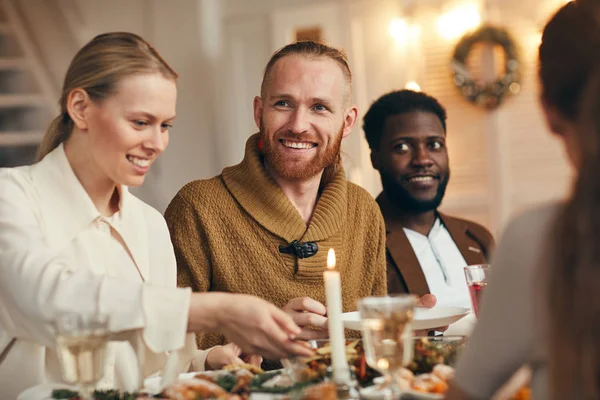 Çağdaş Sakallı Adamın Portresi Yemek Masasında Arkadaşları Ailesiyle Noel Kutlarken — Stok fotoğraf
