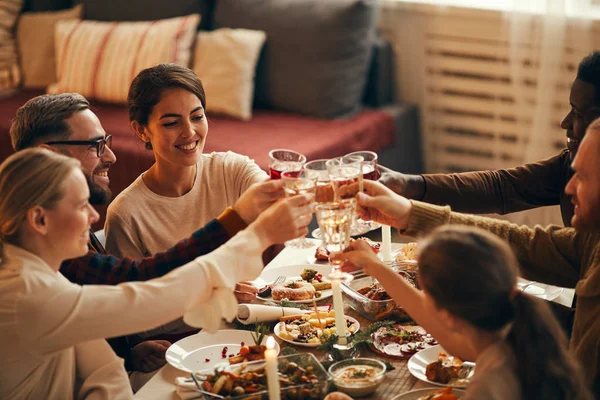 Blick Aus Der Vogelperspektive Auf Elegante Junge Leute Die Hause — Stockfoto