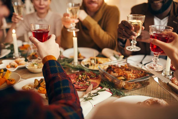 Evdeki Noel yemeğinin tadını çıkarırken modern yetişkinlerin kadeh kaldırdığı bir yer. Boşluğu kopyala.