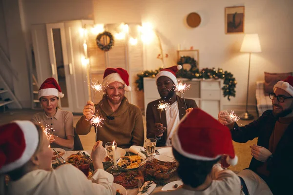 Multi Ethnische Gruppe Von Menschen Mit Funkelnden Lichtern Während Sie — Stockfoto