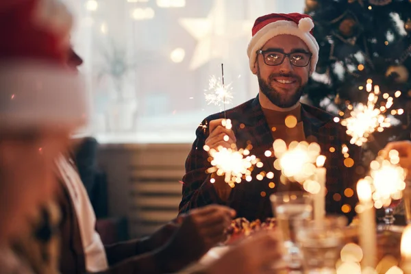 Портрет Веселого Бородатого Мужчины Шляпе Санты Наслаждающегося Рождественским Ужином Друзьями — стоковое фото