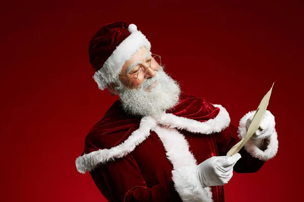 Gülümseyen Noel Baba Nın Portresi Kırmızı Arka Planda Duran Parşömenin — Stok fotoğraf