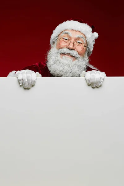 Klasik Noel Baba Portresi Kameraya Gülümserken Boş Beyaz Bir Tabelanın — Stok fotoğraf