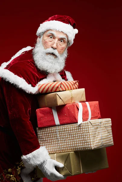 Pas Portrét Překvapený Santa Claus Držení Stohu Vánočních Dárečků Přes — Stock fotografie