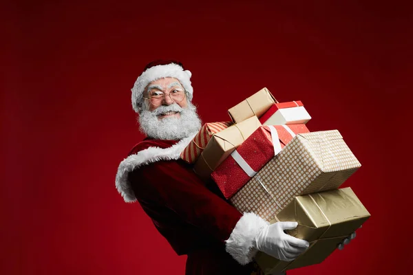 Taille Omhoog Portret Van Glimlachende Kerstman Holding Stack Van Kerstcadeaus — Stockfoto