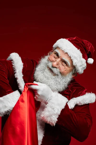 Pas Portrét Usmívajícího Santa Clause Sahá Tašky Vánoční Dárky Přes — Stock fotografie