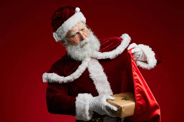 Taille Omhoog Portret Van Klassieke Santa Claus Holding Bag Met — Stockfoto