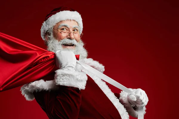Gülümseyen Noel Baba Nın Belindeki Portreyi Kırmızı Arka Planda Noel — Stok fotoğraf