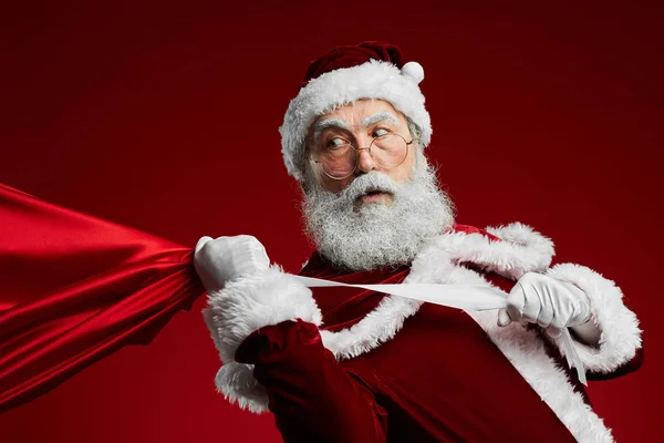 Noel Baba Nın Belden Yukarı Portresi Kırmızı Arka Planda Noel — Stok fotoğraf