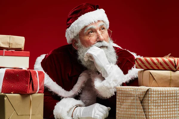 Portret Van Sprookjesachtige Kerstman Kijkt Weg Met Pensioen Terwijl Poseren — Stockfoto