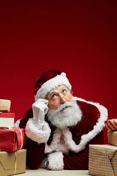 Портрет Сказки Санта Клауса Смотрит Вверх Думает Позируя Рождественскими Подарками — стоковое фото