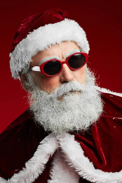 Голова Плечи Портрет Прохладного Санта Клауса Солнечных Очках Стоящих Красном — стоковое фото