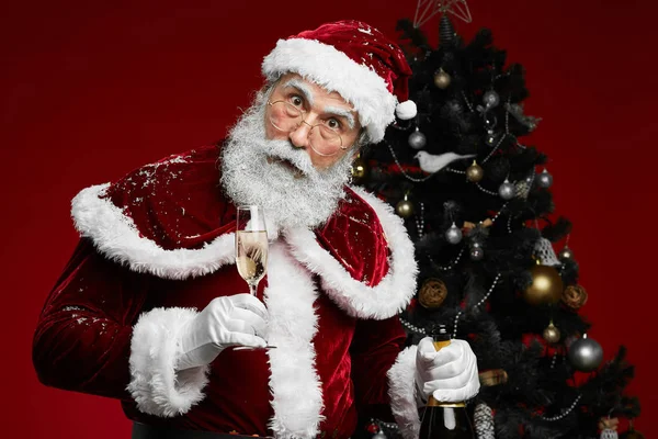 Klasik Noel Baba Portresi Elinde Şampanya Bardağıyla Kırmızı Arka Planda — Stok fotoğraf
