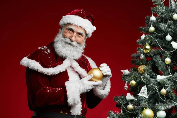 Porträtt Glada Santa Håller Gyllene Prydnad Står Vid Julgran Röd — Stockfoto