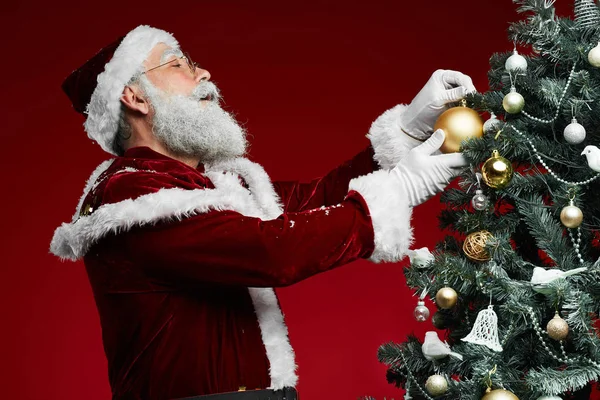 Boční Pohled Portrét Veselého Santa Visí Zlatý Ornament Vánoční Strom — Stock fotografie